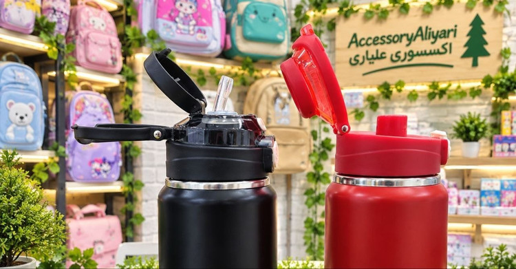 نمای نزدیک از درب تراول ماگها با قابلیت نوشیدن دوگانه (نیدار و دهانهای) در رنگهای مشکی و قرمز
