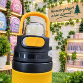 نمای نزدیک از دکمه قفل (Lock) و دسته نگهدارنده تعبیهشده روی درب تراول ماگ