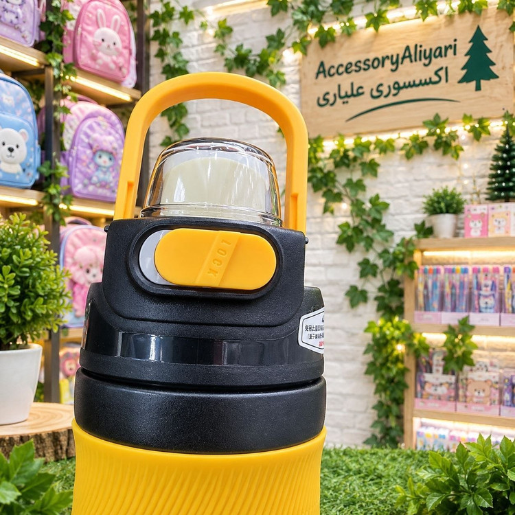 نمای نزدیک از دکمه قفل (Lock) و دسته نگهدارنده تعبیهشده روی درب تراول ماگ