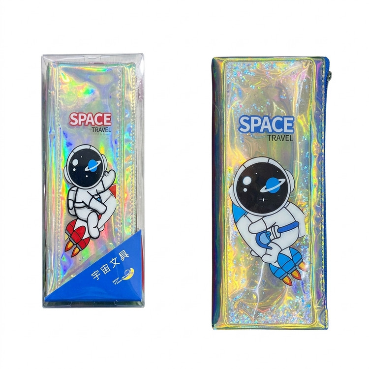 جامدادی هولوگرامی و آکواریومی با طرح برجسته فضانورد و عبارت Space Travel به همراه بستهبندی طلقی کادویی روی پسزمینه سفید